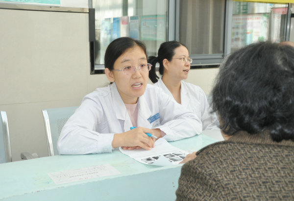 消化内科秘书杜爱萍医生为百姓义诊