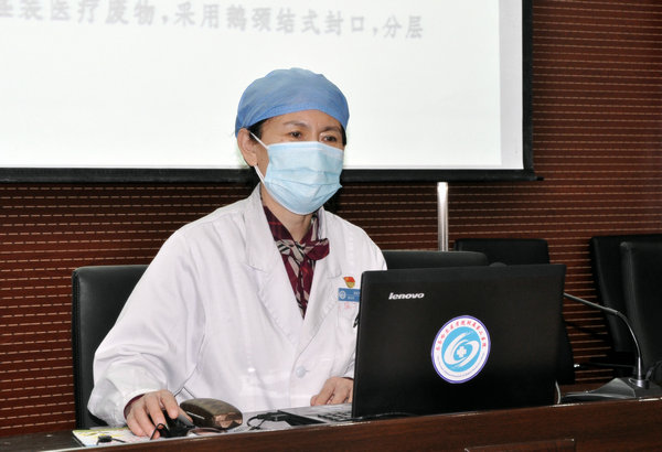 感染科科长潘春燕为即将出征绥芬河医务人员作感控培训