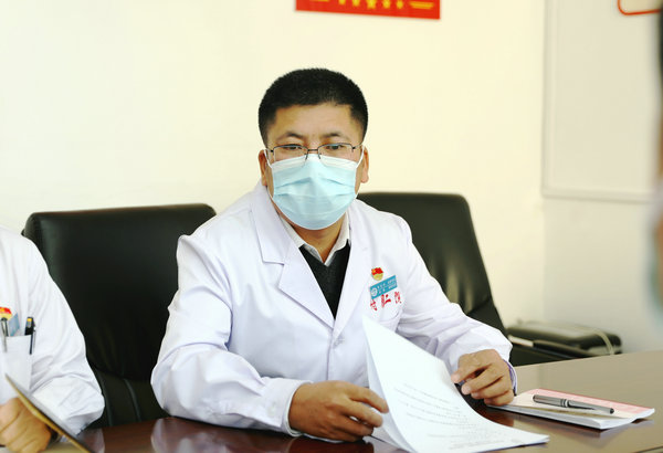 纪委书记,党委委员李亚洲主持会议并讲话